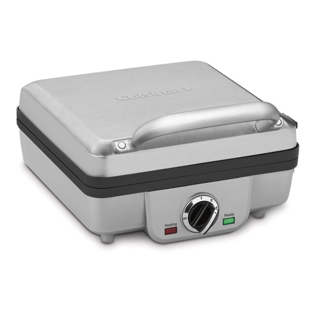 waflera cuisinart waf-300nas antiadherente con 6 niveles — Vista 3/4 frontal de unidad cerrada; exterior de acero inoxidable cepillado con asa integrada, perilla giratoria de 6 ajustes, luz roja de calentando y verde de lista. Placas antiadherentes intercambiables para 4 waffles belgas profundos (2,5 cm) o 4 panqueques; diseño compacto con almacenamiento vertical. Suele usarse también para preparar tandas de postres calientes en reuniones.