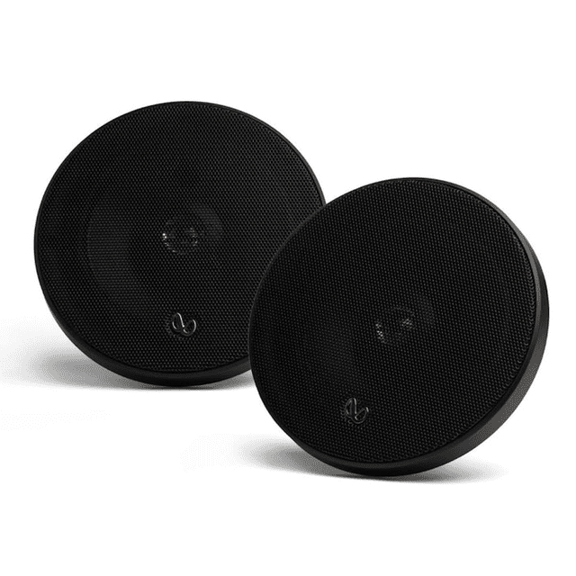 Bocinas para auto Infinity 6.5 pulgadas 2 vías Alpha-6520 negro, par coaxial frontal en 3/4 con rejilla perforada y logo Infinity, diseño circular de 6.5" con tweeter integrado y cono de polipropileno moldeado; ideal para reemplazo de bocinas de fábrica y mejora de audio para autos.