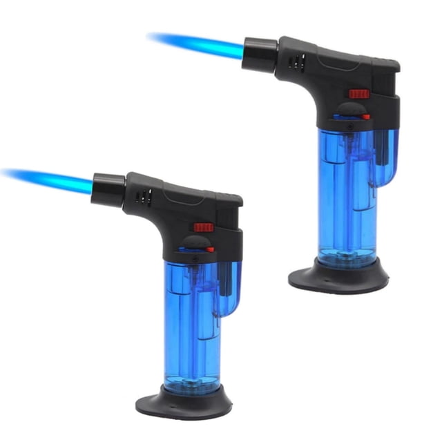mini soplete de gas butano cocina torchpro 2 pzas azul recargable plástico gas butano, par de sopletes compactos azules translúcidos con boquilla negra de ángulo largo, llamas azules ilustrativas, cierre de seguridad rojo, base ancha negra y dial regulador visible; aptos para caramelizar y brulee; se venden vacíos sin gas butano.