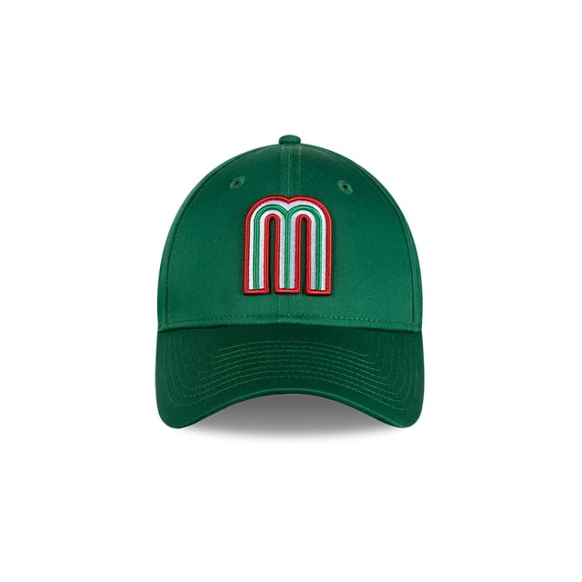 gorra curva para hombre, m verde unitalla con visera curva y logotipo bordado en forma de 'M' en blanco, rojo y verde; vista frontal centrada de seis paneles con ojales y ajuste posterior unitalla sobre fondo blanco; adecuada para looks deportivos o casuales y suele usarse también para proteger del sol en viajes cortos.