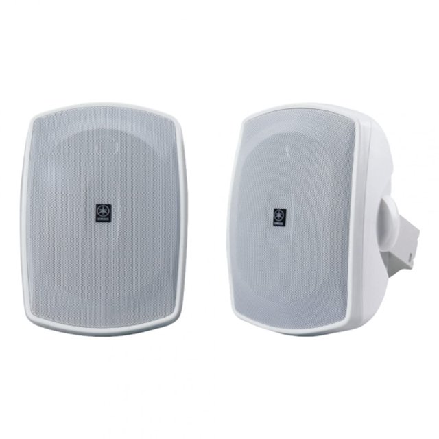 bocinas para exterior yamaha ns-aw190wh de 2 vías (par, blancas) par de bocinas montables en pared, vista frontal y 3/4; rejillas de aluminio blancas curvadas con logo Yamaha centrado, gabinetes blancos resistentes y soporte de montaje ajustable visible; woofer 6.5" y tweeter 1" según especificación; también adecuadas para uso interior en terrazas, garajes o talleres.