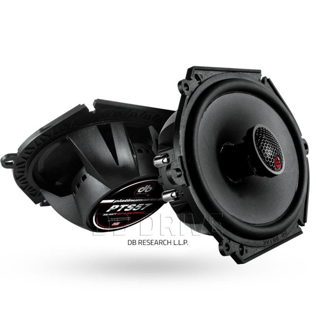 set de bocinas coaxiales db drive pts57 300 watts 5x7 p - Par de bocinas coaxiales negras DB Drive PTS57 en vista 3/4, conos con suspensión de goma, tweeter central tipo plug, marco cuadrado con orificios de montaje y etiqueta trasera con modelo y potencia; también usadas frecuentemente para reemplazo en puertas de autos.