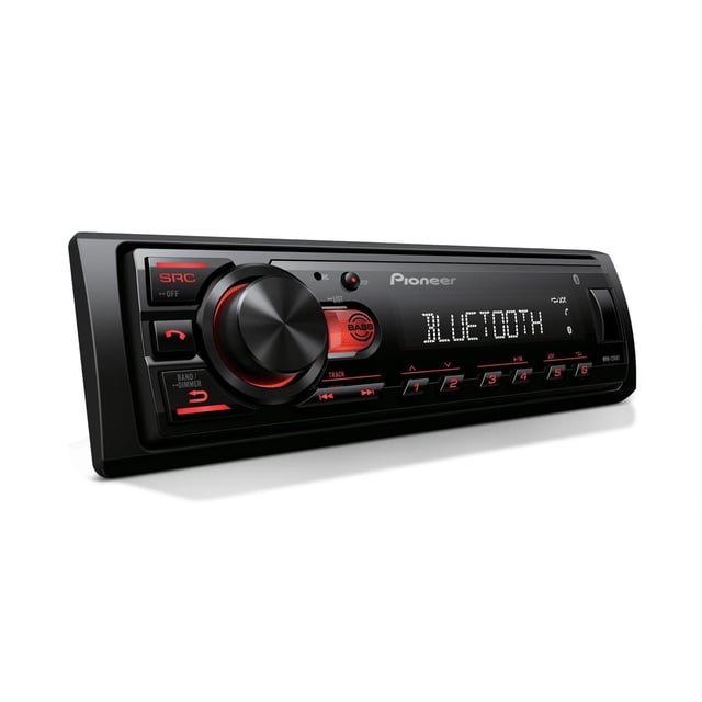estéreo de coche pioneer mvh-s230bt bluetooth con usb y manos libres para smartphone, unidad single DIN 7 x 10 x 4 cm en ángulo frontal; pantalla LED muestra 'BLUETOOTH', perilla de control grande con aro rojo a la izquierda, botones numéricos y táctiles, iconos de USB y reproducción visibles, acabado negro con detalles rojos, receptor digital compatible con reproducción FLAC y llamadas manos libres. Su tamaño compacto lo hace adecuado para instalación en salpicaderos estándar.