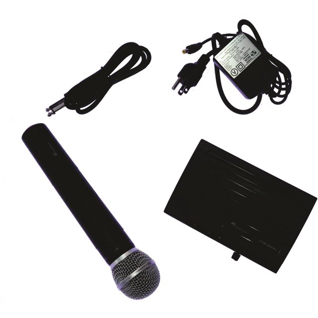 microfono inalambrico uhf de mano soundtrack pro soundtrack chstw-868hu Negro, vista frontal inclinada del micrófono con rejilla metálica, receptor rectangular negro con indicadores frontales, cable audio con conector TS y adaptador de corriente sobre fondo blanco; a menudo usado para karaoke y presentaciones en vivo.