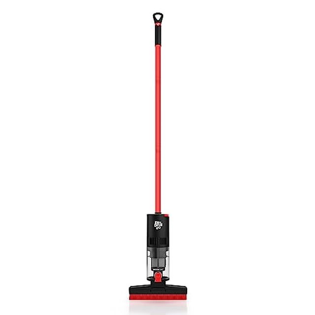 limpiador inalámbrico para pisos duros dirt devil broom vac, ligero, sin bolsa, recargable, limpia cada rincón, grieta y borde, aspiradora inalámbrica para uso doméstico. Vista frontal centrada de aspiradora escoba Dirt Devil negra y roja con palo largo rojo, depósito transparente sin bolsa en el cuerpo central, boquilla de cepillo baja con cerdas, empuñadura en D y orificio para soporte de pared; adecuada para pisos duros y como alternativa al recogedor.