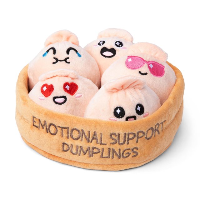 peluche de peluche de peluche de apoyo emocional albóndigas de apoyo emocional de What Do You Meme? — vista frontal centrada de un recipiente de peluche beige con bordado "EMOTIONAL SUPPORT DUMPLINGS" que contiene cinco albóndigas redondeadas color durazno con caras bordadas (ojos en corazón, gafas de sol rosas, ojos tipo estrella, sonrisa con lágrimas, expresión sorprendida). Ideal como regalo y a menudo usado como juguete de consuelo o decoración de habitación.