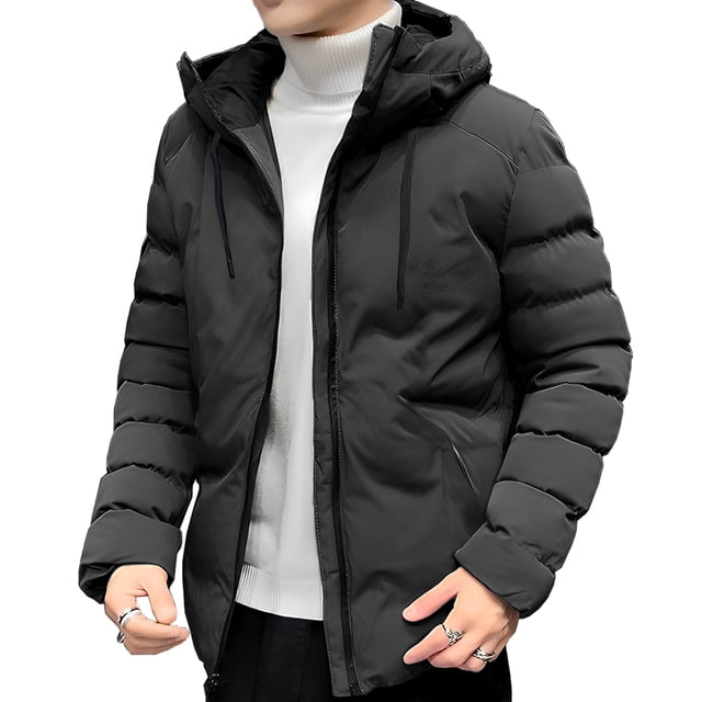 chamarra chaqueta para hombre shendy vendy de invierno con capucha negra, vista frontal tres cuartos, chaqueta acolchada con mangas canaladas, cuello alto y capucha ajustable con cordón, cierre frontal y bolsillos laterales con cremalleras impermeables; tejido 100% poliéster, cortaviento y aislante, ideal para actividades al aire libre y viaje.