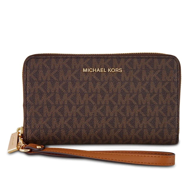 cartera jet set travel mod 35f8gtvw9b brown michael kors cartera marrón con monograma MK y ribete en piel saffiano; vista frontal con cierre superior de cremallera en tono dorado, correa desprendible de muñeca, placa metálica con logo y compartimento para smartphone según especificaciones (17 x 10 x 2 cm aprox.).