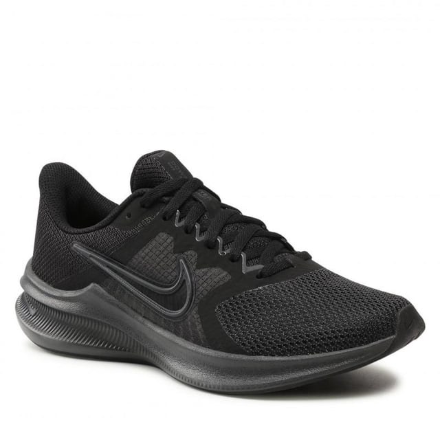 tenis nike downshifter 11 unisex cw3413-003 negro 22.5 zapatilla para correr, vista 3/4 frontal; parte superior textil de malla transpirable en negro, abertura translúcida que deja ver las sujeciones bajo los cordones, refuerzo en mediopié y lengüeta de espuma integrada al forro, entresuela de espuma con amortiguación en planta y talón y suela de goma ranurada para tracción. También se suele usar para ejercicio diario y caminatas cortas.