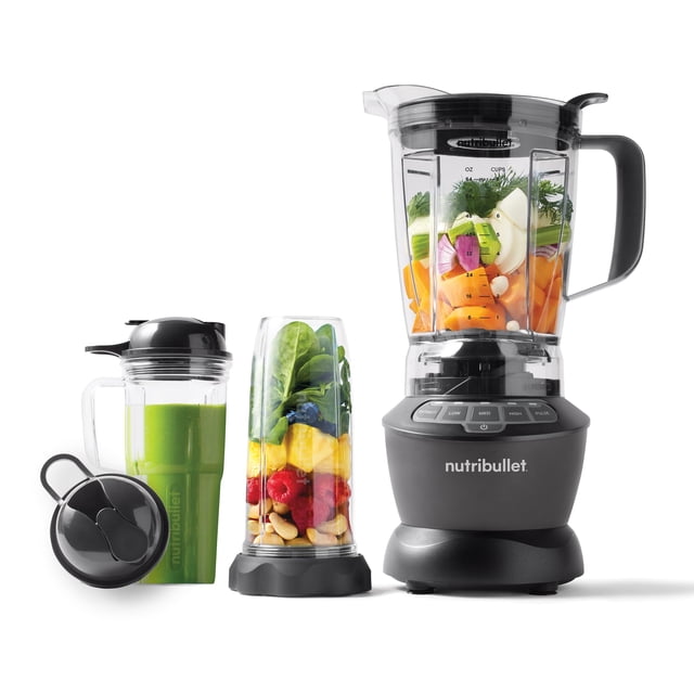 licuadora nutribullet de tamaño completo 1200W NBF50500 - gris oscuro, vista frontal centrada del combo con base motorizada gris oscuro y panel de controles frontales; jarra batidora transparente de 64 oz (1.8 L) con tapa ventilada y mango a la derecha, vaso alto de 32 oz (900 ml) con base antivuelco en el centro y vaso con asa de 24 oz (700 ml) a la izquierda con tapa para llevar; recipientes muestran frutas y verduras en capas y se aprecia la cuchilla extractora Easy-Twist de acero inoxidable; jarra y vasos superduraderos sin BPA aptos para lavavajillas según especificaciones.