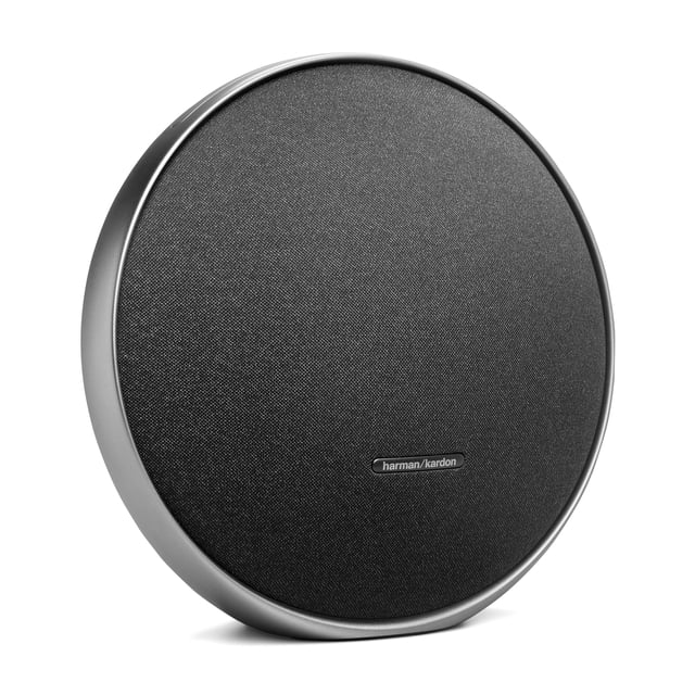 altavoz bluetooth estéreo portátil harman kardon onyx studio 9 Multicolor — vista frontal centrada del altavoz redondo con rejilla texturizada negra, marco metálico plateado y logo Harman Kardon en el centro; portátil para uso doméstico con batería integrada según especificaciones y puerto USB para carga; a menudo usado también para mejorar audio en reuniones pequeñas.