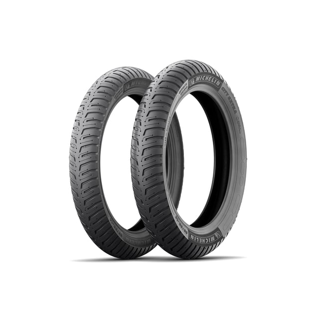 llanta 2.50-17 city extra 43p y llanta 2.75-17 city extra 47p Conjunto Michelin City Extra, vista 3/4 frontal de dos llantas para moto negras con dibujo simétrico de la banda de rodamiento y flancos con el logotipo Michelin; construcción resistente a las ponchaduras y dibujo diseñado para durar km tras km, suele usarse también en scooters urbanos para reparto.