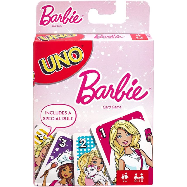 uno barbie card game, caja frontal multicolor con logotipos de UNO y Barbie en vista centrada a 3/4; muestra ilustraciones de cartas con personajes de Barbie y números visibles, globo que indica regla especial, envase rosa con destellos, juego de mesa para 2 a 10 jugadores y mayores de 7 años.
