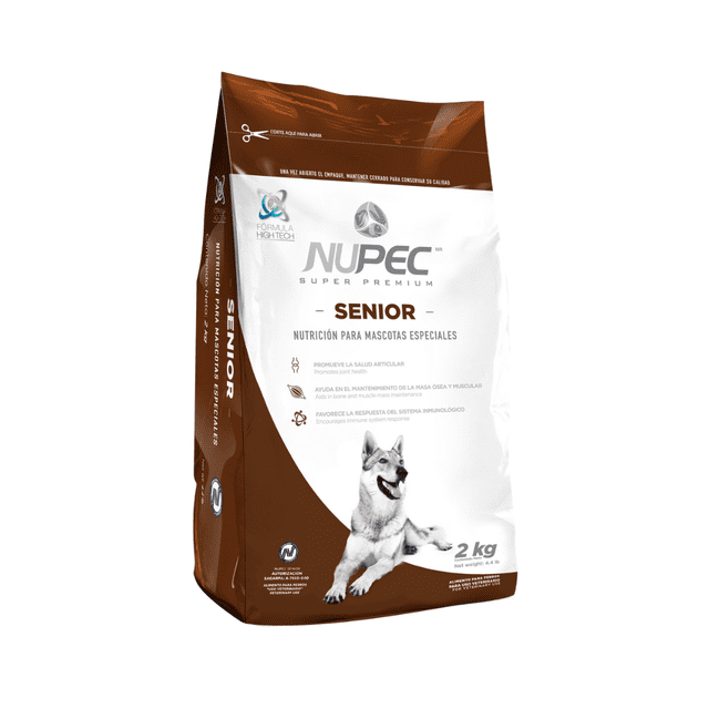 alimento para perro nupec senior 2kg Bolsa frontal 3/4 con empaque blanco y marrón, logo NUPEC y texto 'SENIOR' y 'Nutrición para mascotas especiales', imagen de un perro adulto sentado en la parte inferior derecha y marca de peso '2 kg'; indicado para nutrición de perros maduros y a menudo usado para rellenar dispensadores de comida seca.