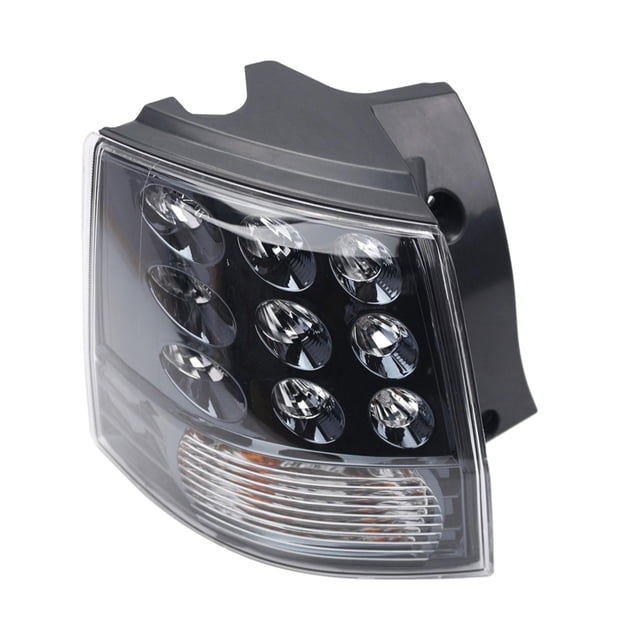 luz trasera para mitsubishi outlander ex 2007-2013 izquierda 8330a379 sunnimix, conjunto de luz trasera izquierda en 3/4; carcasa de polipropileno negra con lente transparente ahumada, nueve reflectores circulares para función de freno/posición y sección inferior con difusor de señal de giro claro, dimensiones aprox. 22.5 x 23.5 x 12 cm; reemplazo directo y fácil instalación. Producto de importación SM SunniMix. A menudo usada también para renovar el aspecto trasero del vehículo.
