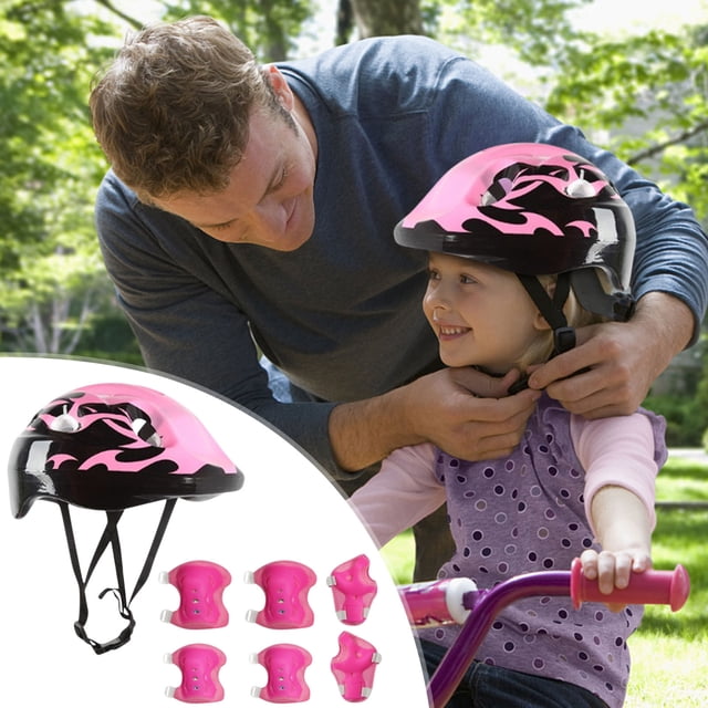 juego de cascos y protecciones para niños | equipo de protección de 7 piezas para ciclismo, skate, patinaje en línea | casco ABS ajustable, rodilleras, codados, muñequeras | ligero, transpirable — casco ABS infantil rosa con gráficos negros y correa de barbilla ajustable, seis protectores rosados (rodilleras, coderas y muñequeras) en primer plano; adulto ajusta el casco a una niña en bicicleta en un parque desenfocado; diseño ventilado y acolchado transpirable según especificaciones; suele usarse para prácticas de equilibrio.