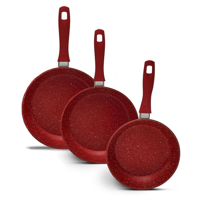 juego de sartenes antiadherentes flavorstone set 3 sartenes 20, 24 y 28 cm Tres sartenes rojas en vista 3/4 alineadas; interiores moteados con recubrimiento antiadherente visible, asas ergonómicas rojas con orificio para colgar y placa metálica junto al mango que indica base de inducción para mejor distribución de calor; también aptas como sartenes auxiliares para cocinar al aire libre.