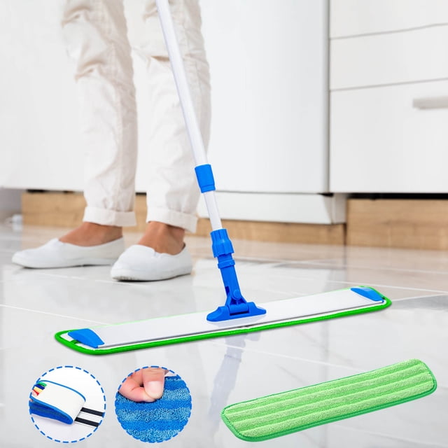 mopa plana microfibra, mopa de agua seca, mopa de cocina, mopa plegable, mopa portátil, marco metálico, para hogar, para cocina,topliu cabezal plano verde de microfibra sobre piso de baldosas en vista frontal, cubierta blanca con borde verde y base azul que conecta al mango telescópico blanco; muestra textura absorbente de microfibra y la banda elástica para fijación, diseñada para limpieza húmeda y seca en cocinas, baños y salas.