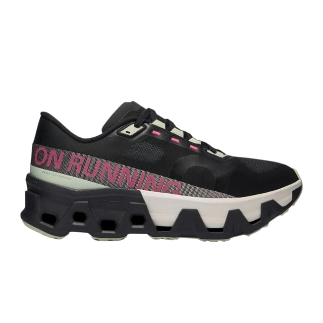 tenis deportivos on cloud cloudmonster hyper iron vista lateral derecha con parte superior de malla transpirable negra, acentos rosa y gris, cordones negros y ojales visibles; suela CloudTec gruesa con cápsulas tipo nube y perfil ondulado blanco y negro que muestra amortiguación y retorno de energía; texto "ON RUNNING" en el lateral posterior. Ideales para correr, entrenamiento y uso diario; suelen usarse también para caminatas largas.
