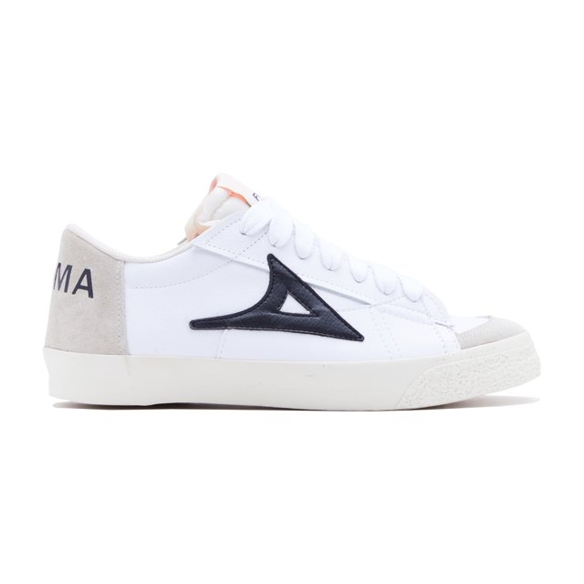 tenis pirma urbano para hombre rio ls 6032 Tenis blancos beige Pirma, vista lateral derecha de silueta baja con empeine liso y puntera redondeada; logo negro cosido en el costado, pespunteado visible y talón en gamuza beige con texto Pirma; cordones y suela blanca texturada. Inspirados en la cultura urbana y a menudo usados como sneakers casuales.