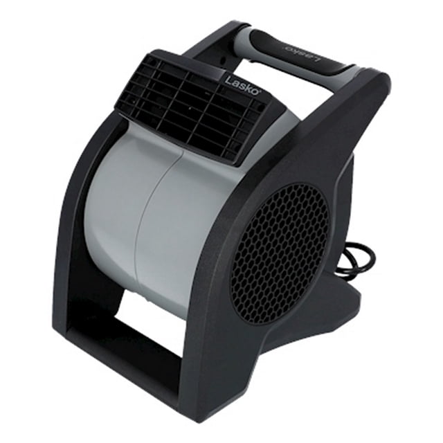 ventilador utilitario 14 pulgadas plástico lasko Vista 3/4 frontal de ventilador Lasko de 14" en plástico negro y gris con asa superior integrada y rejilla frontal ajustable; base inclinada para flujo dirigido, panel lateral tipo panal, motor con rodamientos, controles de 3 velocidades e interruptor de circuito con botón de reinicio; ideal para refrescar habitaciones y adecuado para secar pequeñas áreas.