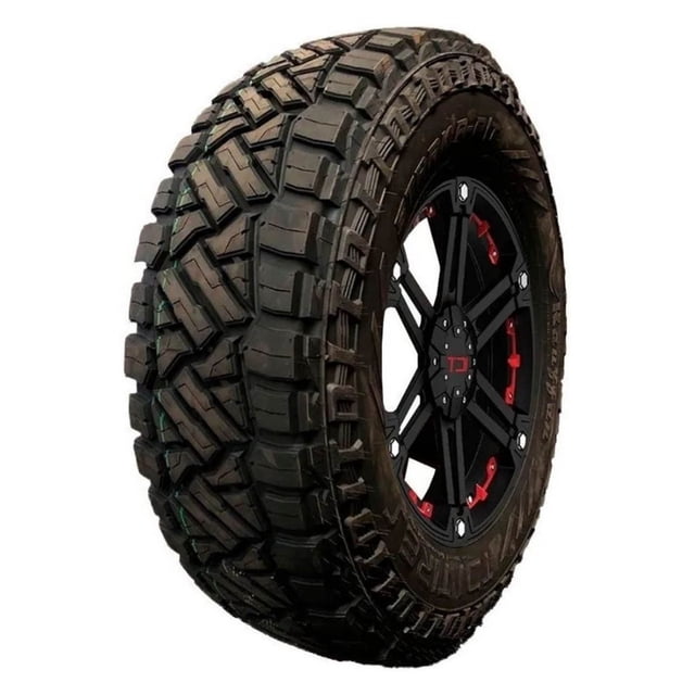 llanta 265/70r17 115t tdi tires stark a-r/t Vista 3/4 frontal de llanta negra con dibujo todo terreno agresivo y tacos laterales pronunciados; flanco con letras moldeadas y rin negro visible con detalles rojos; diseñada para buen agarre en piso seco y mojado y mayor estabilidad en manejo, y suele usarse también en actividades off-road recreativas.