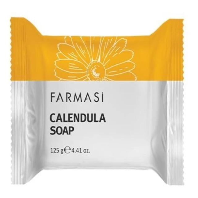 jabón de caléndula piel sensible 125 gr farmasi Paquete frontal amarillo y blanco, vista centrada con logo Farmasi, texto Calendula Soap y peso 125 g (4.41 oz), ilustración de flor de caléndula; indicado para piel sensible, hidratante y calmante, a menudo utilizado para minimizar enrojecimiento y ayudar con manchas.