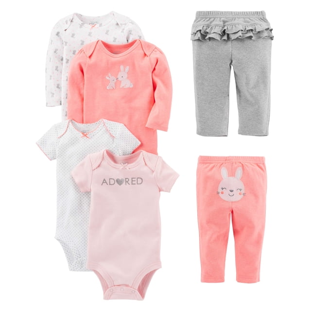 conjunto de ropa de dormir Simple Joys para bebé niña Pink Bunny 3-6M conjunto de 6 piezas con mamelucos y pantalones; vista frontal apilada mostrando mameluco rosado con texto "ADORED", mameluco coral con dibujo de conejos, dos mamelucos estampados de puntos y dos pantalones: gris con volantes en la cintura y coral con cara de conejo; hombros expandibles y cierres con broches en paneles reforzados visibles.