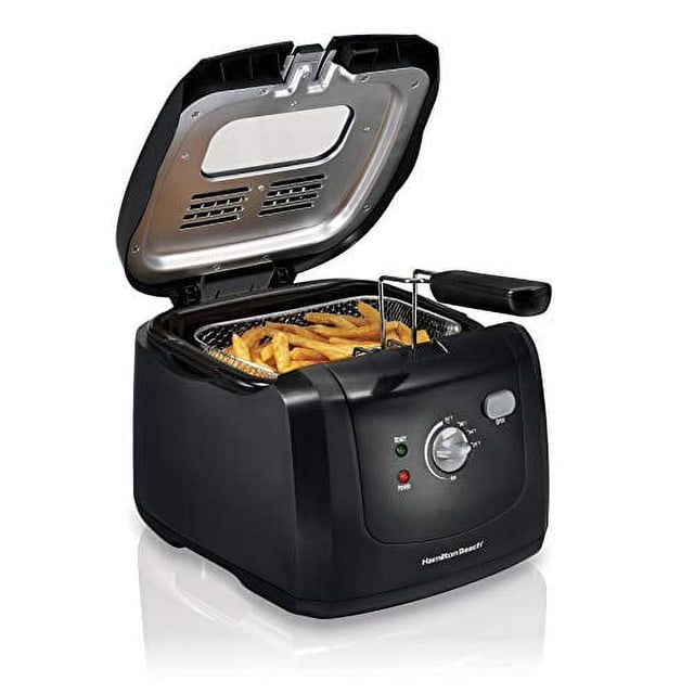 hamilton beach electric deep fryer, cool touch sides easy to clean nonstick basket, 8 cups / 2 liters oil capacity, black — Vista frontal 3/4 con tapa abierta y canasta antiadherente con papas; carcasa negra con controles giratorios y LEDs frontales, mango recubierto y interior metálico con rejilla y visor en la tapa; adecuada también para freír porciones pequeñas o recalentar snacks.