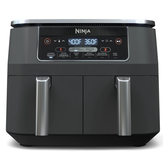 freidora de aire ninja foodi dual zone 6 en 1 doble canasta 8 litros color gris obscuro, vista frontal centrada con dos canastas y asas plateadas, panel digital superior con pantalla azul que muestra temperaturas y modos, carcasa gris mate y logo Ninja; diseño compacto de mostrador, ideal para cocinar dos platillos con controles independientes y también adecuada para recalentar porciones en reuniones.