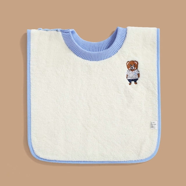artículos de aseo para niños, ropa que no moja, toallitas húmedas para bebés varones y lactantes — babero cuadrado multicolor blanco con borde celeste, vista frontal centrada; felpa visible, cuello acanalado celeste, bordado de osito con camiseta a rayas y etiqueta de cuidado en la esquina; fondo beige; a menudo usado para proteger la ropa del bebé en casa y al salir.