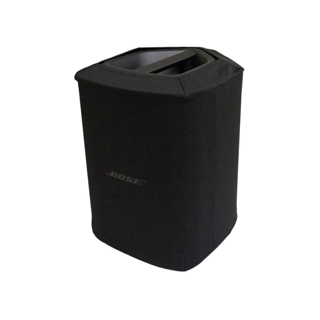cubierta para bocina bose s1 pro + plus black, vista 3/4 frontal de funda negra acústicamente transparente y elástica con cierre de alta calidad y logo Bose visible, ajuste ceñido sobre S1 Pro+ ideal para personalizar la estética en eventos y transporte.