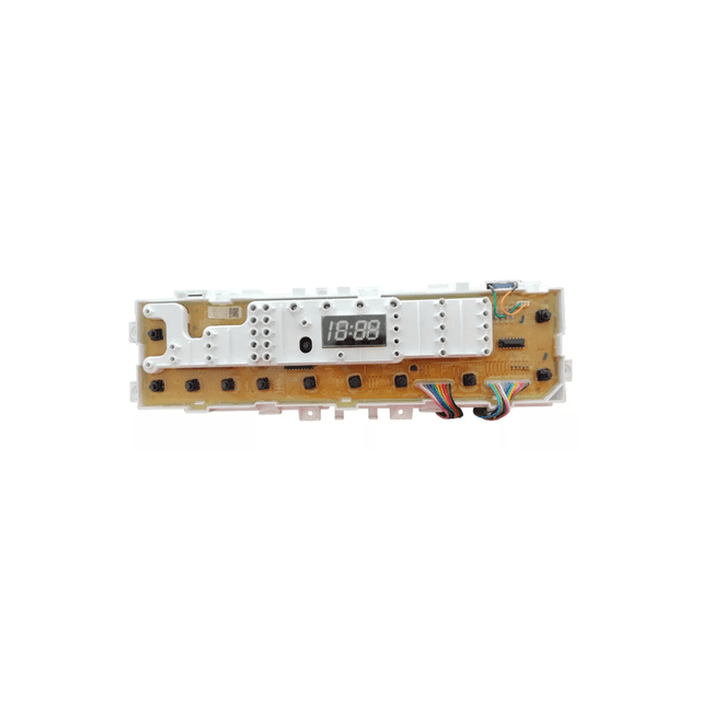 tarjeta original lavadora daewoo 16/18kg 4 dígitos, tarjeta principal electrónica rectangular con display digital de 4 dígitos en placa de circuito color ámbar, carcasa blanca parcial, fila inferior de pulsadores negros y cableado multicolor visible, vista frontal centrada sobre fondo blanco.