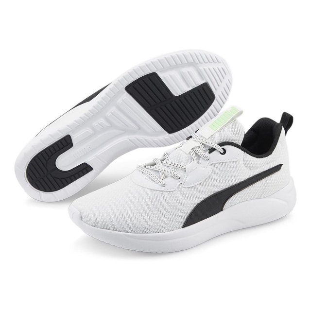 tenis puma hombre resolve smooth blanco 37621904 tenis deportivo blanco para hombre en vista 3/4 y planta; silueta baja en malla texturizada blanca, franja lateral PUMA negra, lengüeta con etiqueta verde claro, forro interior negro y suela blanca con insertos de caucho negro para tracción y soporte; también suelen usarse para uso diario urbano y actividad ligera.