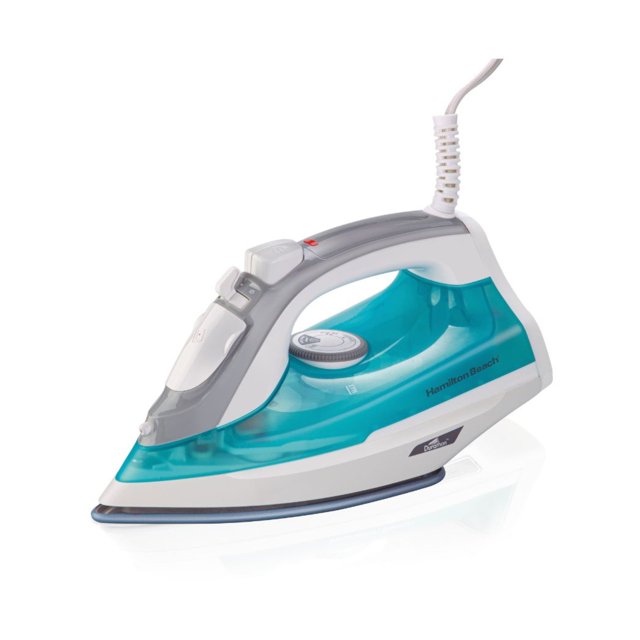 plancha de vapor hamilton beach durathon mod. 19104 color azul, vista lateral 3/4 con suela Durathon visible y base antiadherente; cuerpo azul translúcido con depósito de agua, control de temperatura tipo ruedita, botón de golpe de vapor y boquilla frontal para vapor vertical. Compacta y ligera, adecuada también para retoques rápidos en prendas colgadas.