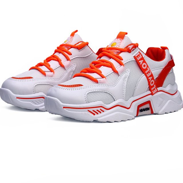 tenis dama, zapatillas dama deportivas, zapatillas de malla transpirable para mujer, zapatillas de deporte casuales de moda para entrenamiento caminar correr gimnasio Shendy Vendy naranja: par 3/4 frontal de tenis blancos con detalles y cordones naranjas, malla transpirable en empeine y laterales, lengüeta con tirador y forro interior acolchado, suela blanca gruesa con dibujo de tracción antideslizante y paneles de refuerzo naranja, etiqueta lateral decorativa con texto; diseño liviano indicado para caminar, correr y entrenamiento ligero, también suelen usarse para viajes y uso diario.