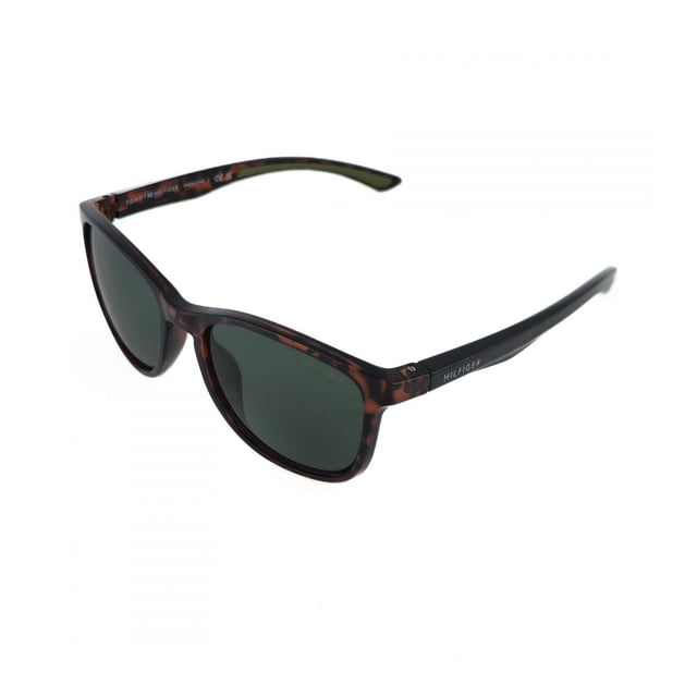 lentes de sol tommy hilfiger outlook hombre color havana filtro uv, vista 3/4 frontal de montura carey havana con lentes verdes oscuros y puente integrado; patillas rectas con logo 'HILFIGER' metálico y acabado brillante; fondo blanco. Su tamaño compacto los hace adecuados para guardar en estuche durante viajes.