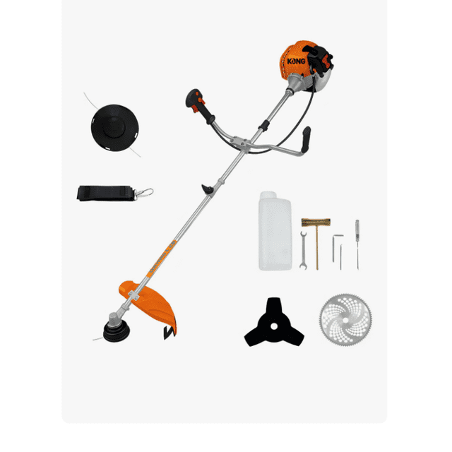 desbrozadora desmalezadora a gasolina 52cc 3 hp 2 tiempos color naranja con eje de 26 mm y longitud de trabajo de 1.5 m; vista centrada de la Kong DG52C con motor naranja, manillar en X, protector naranja y cabezal con hilo. Accesorios visibles: disco de 3 puntas, plato recortador, cabezal de línea, recipiente para mezcla, arnés y herramientas de montaje. Diseñada para corte de maleza y mantenimiento de terrenos; a menudo se usa también para limpiar bordes y áreas de difícil acceso.