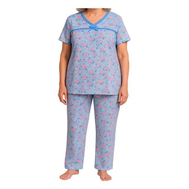 set de pijama blusa y pantalón suave tatys fashion, conjunto mujer en azul cielo con estampado floral rosa y azul; vista frontal centrada de modelo de pie, blusa de manga corta con escote en V y ribete con lazo en el pecho, pantalón recto hasta el tobillo en tejido suave, ideal para dormir o relajarse en casa y a menudo usado como ropa cómoda de casa.