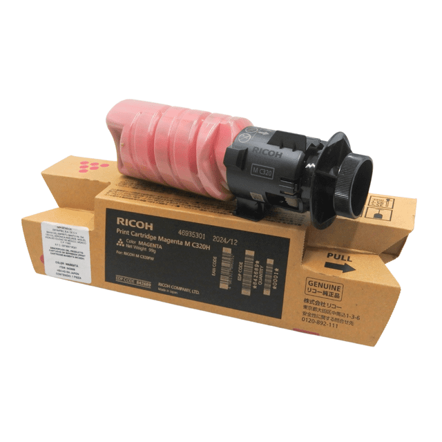 tóner ricoh m c320h magenta original 842689 cartucho magenta para impresora Ricoh M C320H, vista frontal en diagonal del cartucho rosado sobre su caja de cartón con etiqueta técnica; rendimiento estimado 7,500 páginas y número de pieza 842689; ideal para reposición de suministros de oficina.