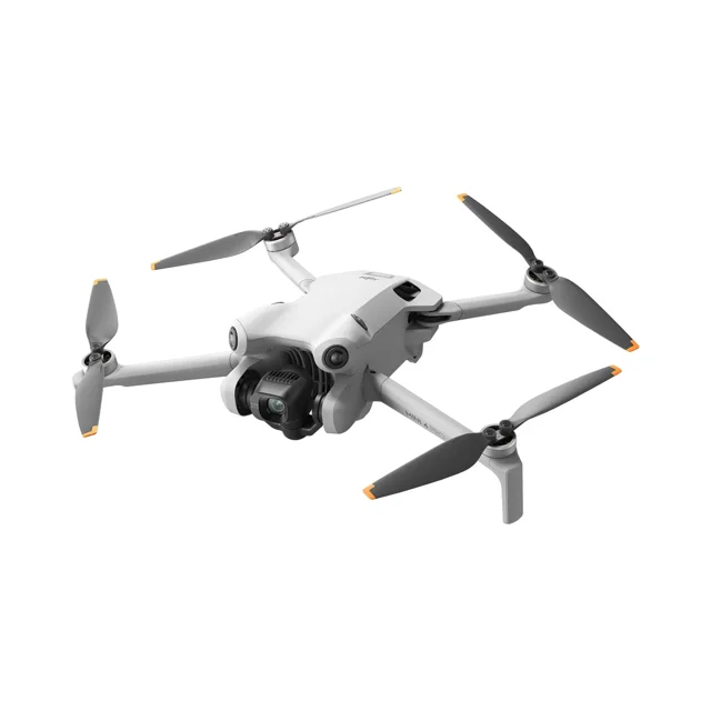 dji mini 4 pro fly more combo plus (dji rc2) dron cámara 4k — 3/4 frontal de dron plegable negro/gris con cuatro hélices desplegadas y gimbal de cámara 4K visible; patas de aterrizaje integradas y ventilación en el fuselaje. Ideal para grabación aérea con detección omnidireccional y hasta 34 min de vuelo; también se suele usar para filmar tomas verticales rápidas.