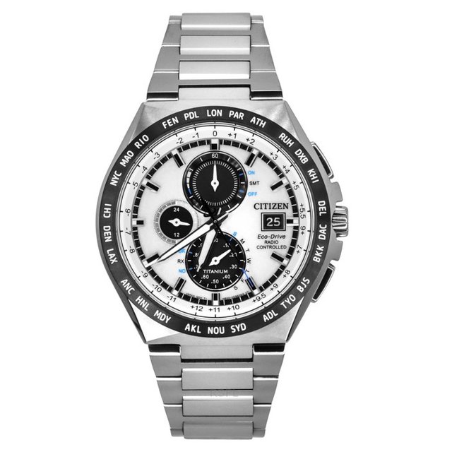 citizen eco-drive radio controlled gmt chronograph super titanium silver dial at8238-84a 100m men's watch Vista frontal centrada de reloj Citizen con caja y brazalete de titanio color plata, bisel negro marcado con abreviaturas de ciudades para función GMT, esfera plateada analógica con tres subesferas de cronógrafo visibles y corona con pulsadores a la derecha (100M según especificaciones). A menudo usado por viajeros para seguimiento de zonas horarias.