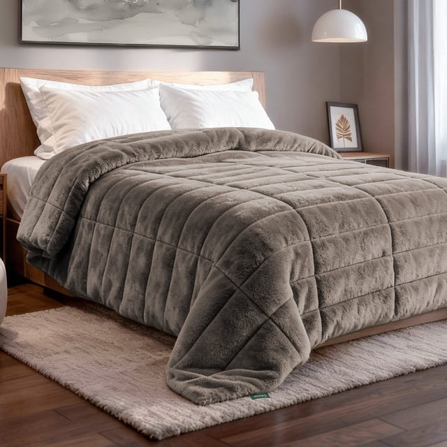 cobertor afelpado dreamlab, colcha suave polar con microfibras, cálida y transpirable para invierno, hipoalergénico, tamaño matrimonial, arena vista frontal centrada de cama matrimonial con cobertor color arena; colcha acolchada con costura en cuadros, felpa polar aterciopelada, pliegue superior que muestra la textura interior y relleno uniforme, caída hasta el borde de la cama, cabecera de madera y mesita auxiliar en el fondo.