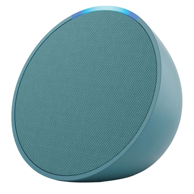bocina inteligente alexa echo pop asistente virtual alexa verde Vista frontal en tres cuartos de una bocina Echo Pop color midnight teal, silueta compacta en cuña redondeada, rejilla frontal de tela, cuerpo plástico mate y anillo de luz en la parte superior; controla por voz música en streaming, podcasts y audio multi-room, y suele usarse también como altavoz auxiliar para llamadas desde el móvil.