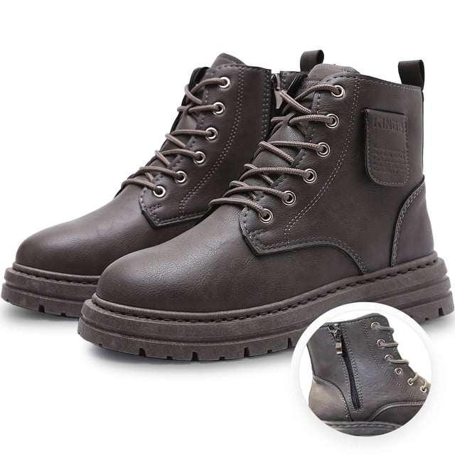 botas vinil piel de uso rudo para hombre antideslizantes Shendy Vendy gris, vista 3/4 frontal de par con cordones y ojales metálicos, suela gruesa de tracción antideslizante y costuras visibles, cierre lateral resaltado en inserto circular sobre fondo blanco; diseño liviano adecuado para caminar y viajar, también suelen usarse para actividades al aire libre ligeras.