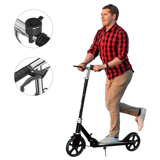 scooter de pie city folding para todas las edades con freno negro Plegable y ajustable Restsuko, scooter urbano negro con altura ajustable, plataforma estrecha y ruedas grandes; vista 3/4 frontal con persona impulsándose con una pierna y detalles del freno manual visibles. Adecuado para niños y adultos y suele usarse para desplazamientos urbanos cortos.