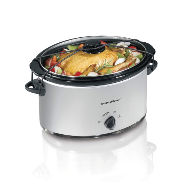 hamilton beach 7-quart slow cooker Olla de cocción lenta Hamilton Beach de 7 cuartos, vista 3/4 frontal con tapa de vidrio y correa Lid Latch™ sujeta a las asas; exterior plateado, perilla giratoria (baja/alta/mantener caliente), vasija de gres con pollo y verduras visibles, asas para transporte, apta para servir a más de 8 personas. También suele usarse para llevar comidas calientes en reuniones familiares gracias a su correa de cierre.
