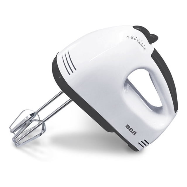 batidora de mano 7 velocidades rca rc-093/ Batidora de mano RCA RC-093 blanca, vista lateral 3/4 con mango ergonómico y cuerpo compacto; detalles gris oscuro y logo RCA visibles. Incluye 2 batidores planos y 2 batidores de gancho metálicos; diseñada para batir, mezclar y amasar con 7 velocidades y 100 W de potencia, ideal también para preparar purés y salsas directamente en el recipiente.