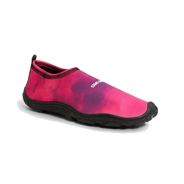 zapatos acuaticos aquashoes calzado acuatico tenis playa agua dama caballero niños niñas svago tiedye Rosa con secado rápido y suela antideslizante. Vista 3/4 frontal de zapato acuático Svago rosa tie-dye, corte bajo sin cordones, tela tipo neopreno lisa, ribete negro en borde y talón, suela de goma negra perfilada; también adecuado como calzado ligero para piscina o viaje.