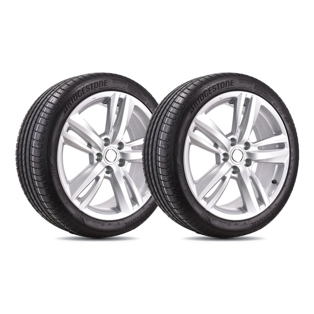 paquete de 2 llantas bridgestone turanza t005, 235/45/r18 94w dos llantas Bridgestone Turanza T005 en vista 3/4; el nombre Bridgestone aparece en el flanco y se aprecia la banda de rodadura optimizada; montadas en rines plateados de cinco radios sobre fondo blanco. Ideales para conducción de turismo con buen agarre y confort; también suelen usarse para reemplazo en vehículos deportivos compactos.